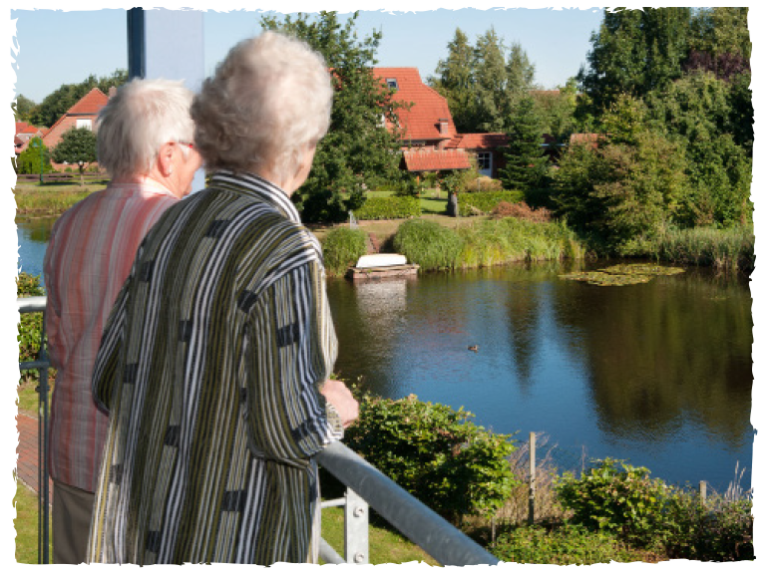 Zwei ältere Damen schauen auf einen See